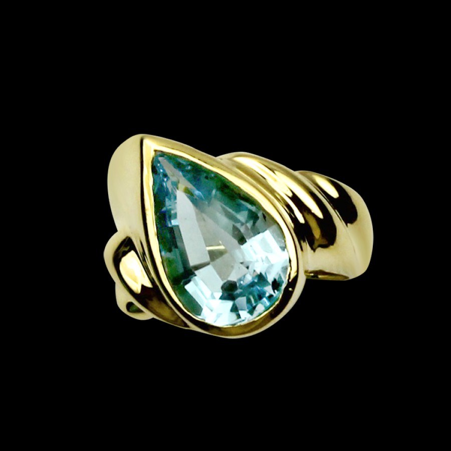 Estate PAGE Estate | Estate 14K Yellow Gold Blue Topaz Ring